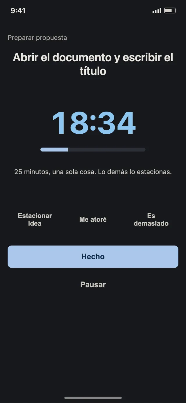 Bloque de enfoque en tema oscuro: temporizador 18:34 sobre el paso Abrir el documento y escribir el título, con botones Estacionar idea, Me atoré, Es demasiado y Hecho.